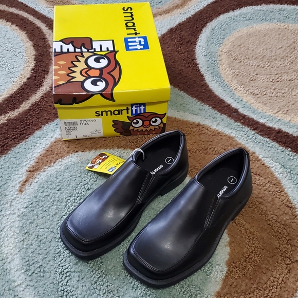 Smart Fit Daniel Shoe, boys size 1, black, brand new in box - Picture 2 of 7